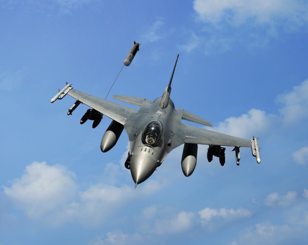 Raytheon to develop airborne dualband decoy for the US Navy