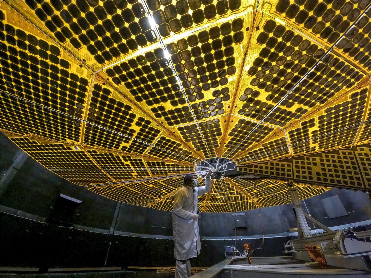 ルーシーの動かなくなった太陽電池アレイはまだ喜ばず、NASAは今のところ諦めている