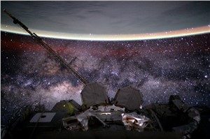 Milky Way and Earth's airglow from the ISS