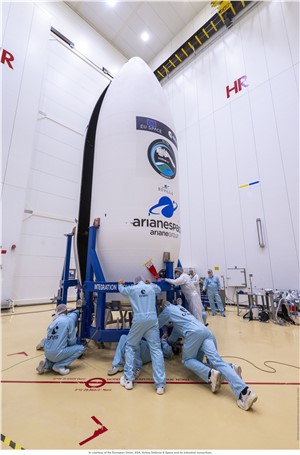 Closing Vega rocket fairing with Sentinel-2C