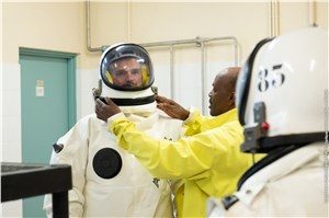 Safety first: preparing to fuel Sentinel-1D ESA-CNES-ARIANESPACE/Optique video du CSG - P. Piron &copy;